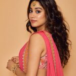 Janhvi Kapoor Instagram - Can I live in a saree forever!!! 🌺🌸🌷🌹💐🌼✨🐚