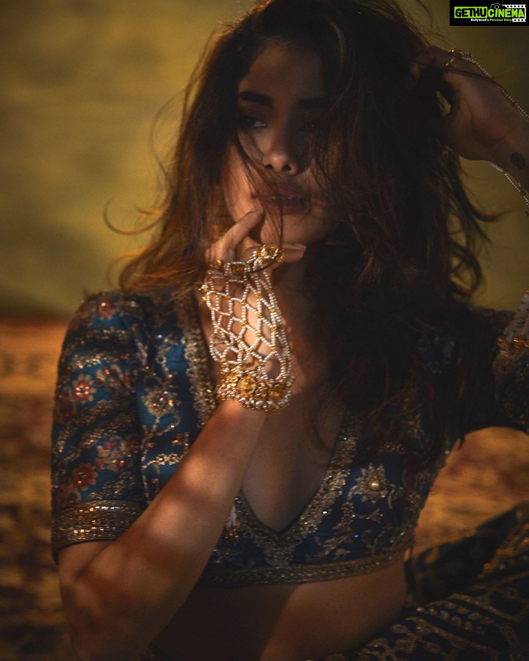 Janhvi Kapoor Instagram - ✨ 📸 @rohanshrestha 💄💇🏻♀️ @eltonjfernandez Stylist: @devanshi.15 PR agency: @hypenq_pr