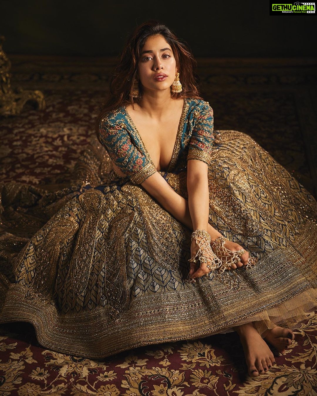 Janhvi Kapoor Instagram - ✨ 📸 @rohanshrestha 💄💇🏻♀️ @eltonjfernandez Stylist: @devanshi.15 PR agency: @hypenq_pr