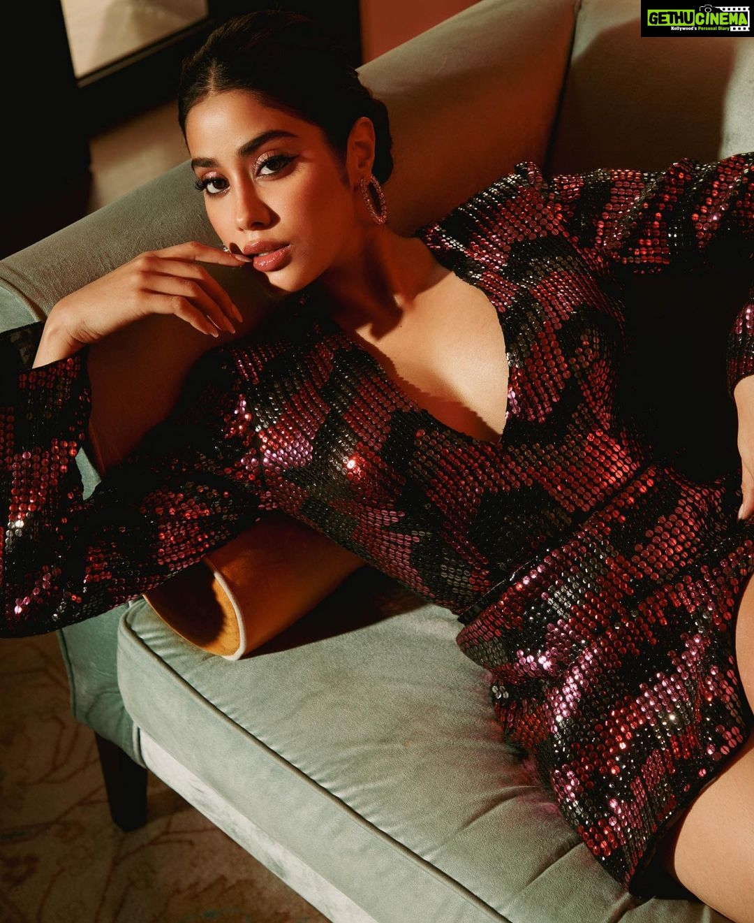 Janhvi Kapoor Instagram - play for keeps 🖤