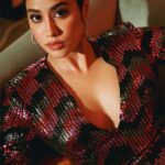 Janhvi Kapoor Instagram - play for keeps 🖤