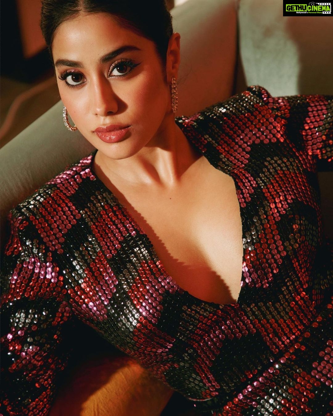 Janhvi Kapoor Instagram - play for keeps 🖤