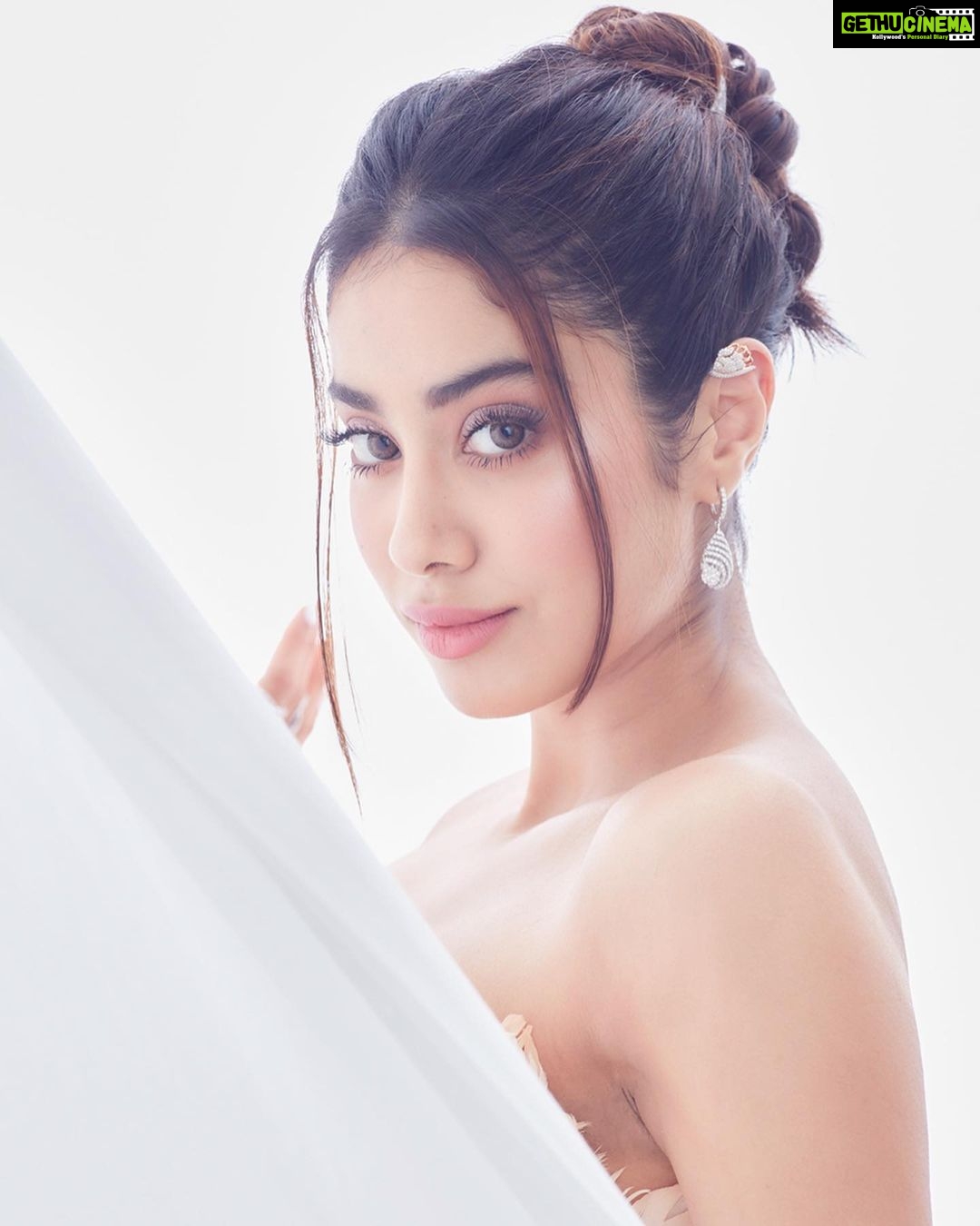 Janhvi Kapoor Instagram - 🧚♀️❄️
