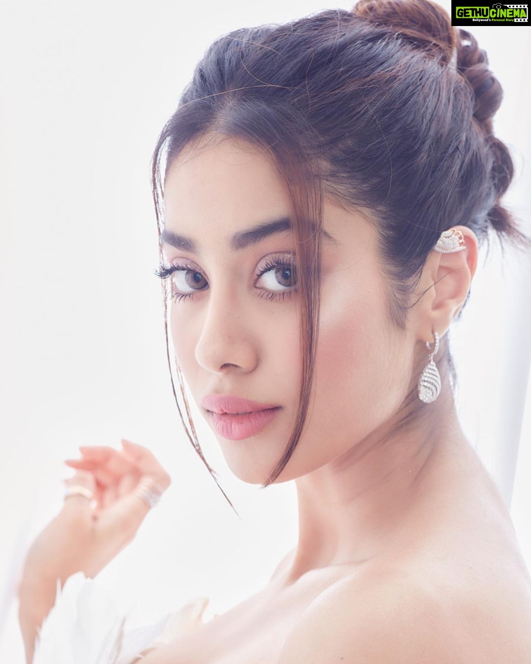 Janhvi Kapoor Instagram - 🧚♀️❄️
