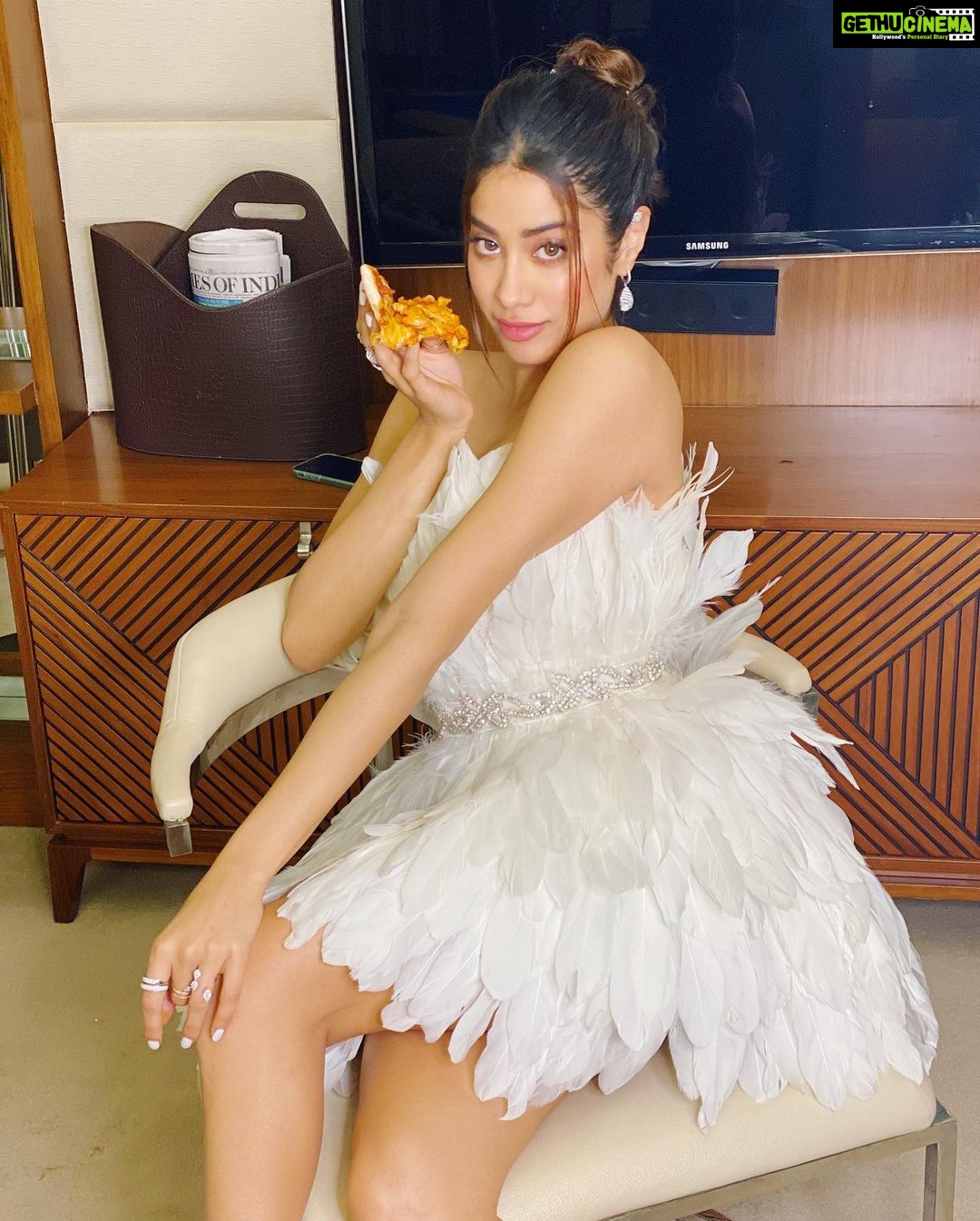 Janhvi Kapoor Instagram - Pizza, anyone? 🐣