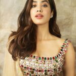 Janhvi Kapoor Instagram - Wearing the Nykaa Strobe & Glow highlighter in Gold Mine ✨ this Diwali ❤️