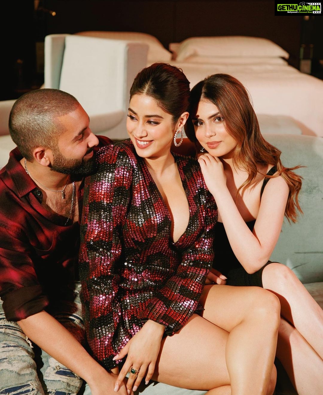Janhvi Kapoor Instagram - play for keeps 🖤