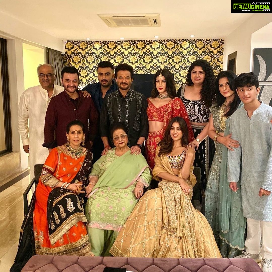 Janhvi Kapoor Instagram - It’s a famjam 🌈✨ Happy Diwali!!