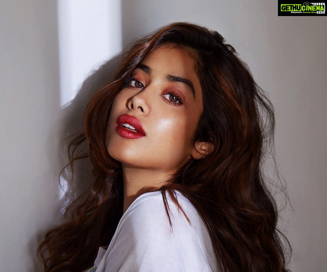Janhvi Kapoor Instagram - Classic red lips just got cooler 🍒 is anyone else as obsessed with these metallic shades as me? Created this with my current favourites from @NykaaBeauty 💋Metallic lip in Single Ladies ✨Strobe & Glow in Blushed Moonlight Get them now on @MyNykaa for the festive season #NykaaCosmetics #NykaaGlamLook #RedLip