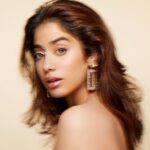 Janhvi Kapoor Instagram - 70s Disco mood continues 🕺🏼 🤩Obsessing over the @NykaaBeauty Metallic Lipstick & Eyeshadow 💋Wearing shades I like it & Poker Face P.S. I dabbed these shades on for a thinner more translucent coat. You can do this or go crazy with your application for a more dense color result. I love how versatile these products are!!! 🙌Get these now on @MyNykaa and stand out this festive season! #NykaaCosmetics #NykaaMatteToLast #NykaaGoesMetallic #SubtlyMetal