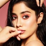 Janhvi Kapoor Instagram - Obsessed with this glam look!! 💕 wearing my favourite products from @nykaabeauty 🙌Wearing Matte to Last! Metallic Liquid Lipstick and Eyeshadow in shade Umbrella on my eyes and my favourite 💄Wonderpuff Cushion Lip Tint in shade Own the Townsville on my lips. Love how long lasting and versatile these products are! Get your hands on Nykaa’s new launches now @MyNykaa #NykaaCosmetics #glamlook