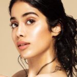 Janhvi Kapoor Instagram - Mujhe highlighter mein duba do!!! Finally Nykaa has released these amaaaaazing highlighters that I’m obsessed with ❤️😭 The New @NykaaBeauty Strobe & Glow Liquid Highlighters are all you need for this✨luminous skin You can wear it on your face, on your eyes, and even for your neck and hands!! 👉You need to try it! Available in 3 variants, I am wearing shade: Glazed Bronze Shop @MyNykaa #NykaaCosmetics #NykaaStrobeNGlow #NykaaLiquidHighlighter #newlaunching