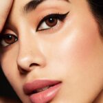 Janhvi Kapoor Instagram - @Nykaabeauty’s ✨NEW Black Magic Gel Eye Liner has everything you would need for a fierce wing! 😍 it lasts all day long, is 💦water-proof & is super black! You guys have to try it!!! 🙌 tag your friends & let them know about this new launch Shop it on @MyNykaa #NykaaCosmetics #NykaaBlackMagic #GelEyeliner #NewLaunch