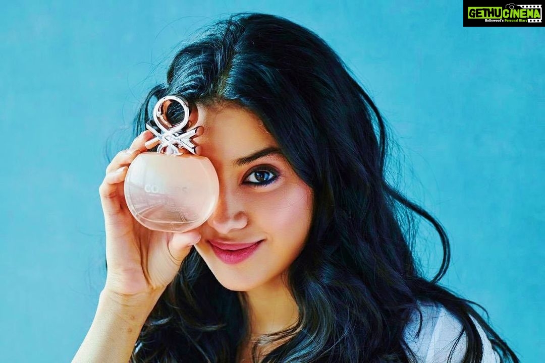 Janhvi Kapoor Instagram - #ColorsRose from @Benetton_Perfumes, the perfect Rakshabandhan gift! Fresh, floral and feminine. Makes me feel like summer in these rains πΈπΊπΌπΉπ·