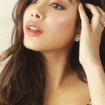 Janhvi Kapoor Instagram - Wearing the Nykaa Strobe & Glow highlighter in Gold Mine ✨ this Diwali ❤️