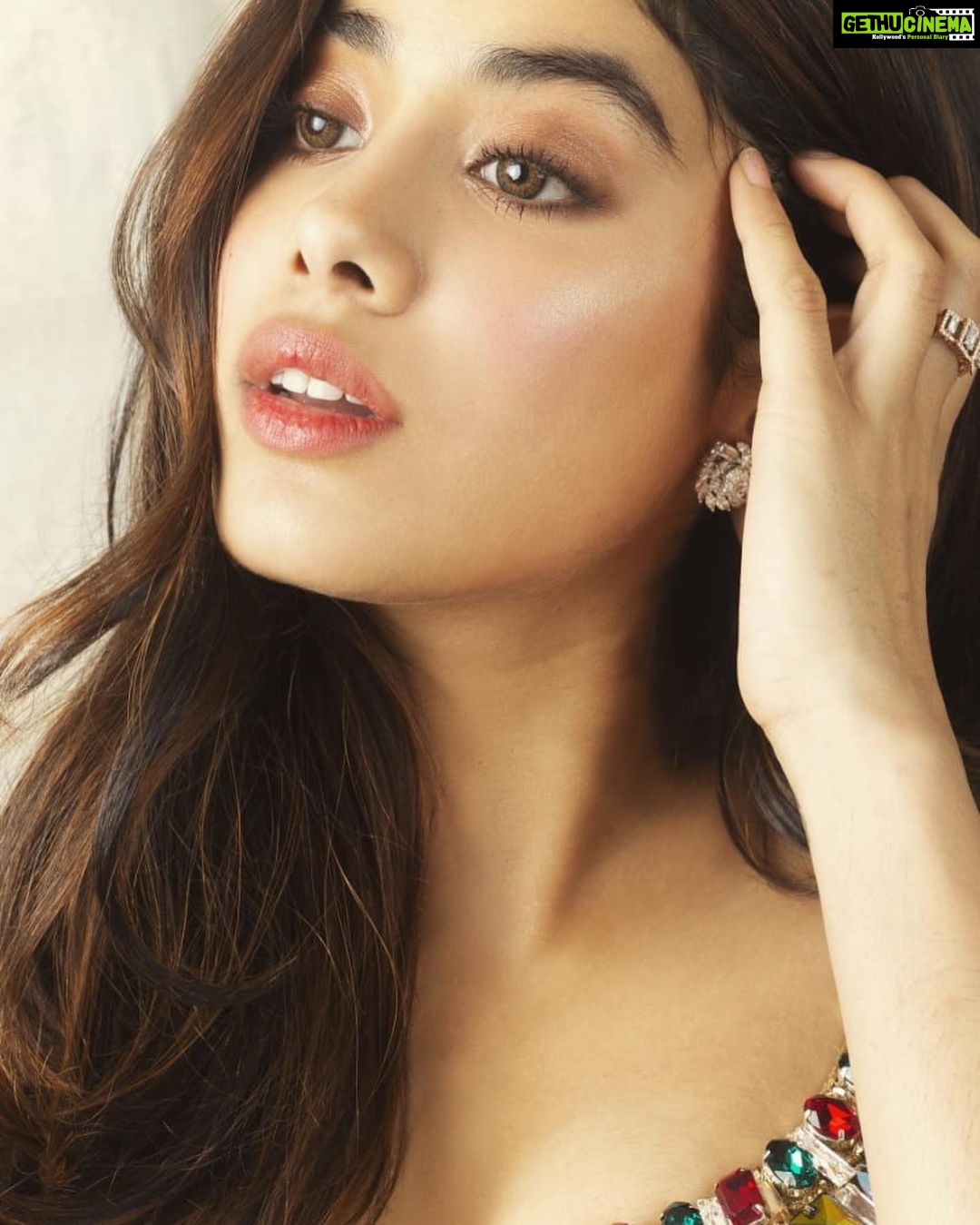 Janhvi Kapoor Instagram - Wearing the Nykaa Strobe & Glow highlighter in Gold Mine ✨ this Diwali ❤️