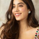 Janhvi Kapoor Instagram - Wearing the Nykaa Strobe & Glow highlighter in Gold Mine ✨ this Diwali ❤️