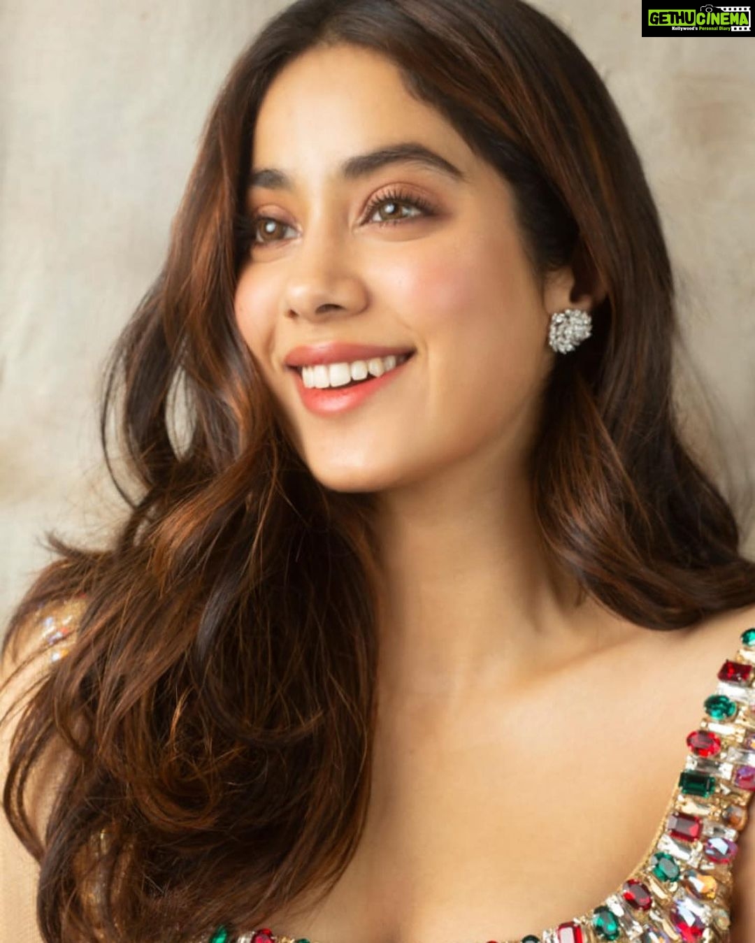 Janhvi Kapoor Instagram - Wearing the Nykaa Strobe & Glow highlighter in Gold Mine ✨ this Diwali ❤️