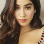 Janhvi Kapoor Instagram - Wearing the Nykaa Strobe & Glow highlighter in Gold Mine ✨ this Diwali ❤️