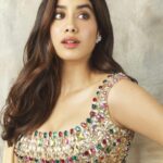 Janhvi Kapoor Instagram - Wearing the Nykaa Strobe & Glow highlighter in Gold Mine ✨ this Diwali ❤️