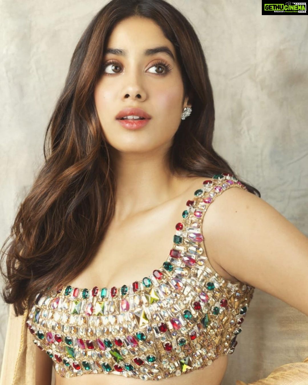 Janhvi Kapoor Instagram - Wearing the Nykaa Strobe & Glow highlighter in Gold Mine ✨ this Diwali ❤️