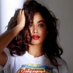Janhvi Kapoor Instagram - Classic red lips just got cooler 🍒 is anyone else as obsessed with these metallic shades as me? Created this with my current favourites from @NykaaBeauty 💋Metallic lip in Single Ladies ✨Strobe & Glow in Blushed Moonlight Get them now on @MyNykaa for the festive season #NykaaCosmetics #NykaaGlamLook #RedLip
