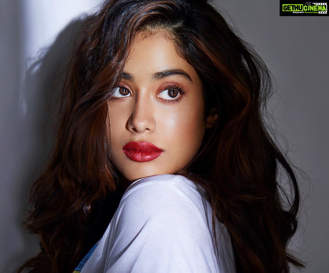 Janhvi Kapoor Instagram - Classic red lips just got cooler 🍒 is anyone else as obsessed with these metallic shades as me? Created this with my current favourites from @NykaaBeauty 💋Metallic lip in Single Ladies ✨Strobe & Glow in Blushed Moonlight Get them now on @MyNykaa for the festive season #NykaaCosmetics #NykaaGlamLook #RedLip