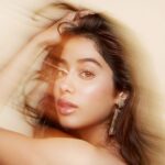 Janhvi Kapoor Instagram - 70s Disco mood continues 🕺🏼 🤩Obsessing over the @NykaaBeauty Metallic Lipstick & Eyeshadow 💋Wearing shades I like it & Poker Face P.S. I dabbed these shades on for a thinner more translucent coat. You can do this or go crazy with your application for a more dense color result. I love how versatile these products are!!! 🙌Get these now on @MyNykaa and stand out this festive season! #NykaaCosmetics #NykaaMatteToLast #NykaaGoesMetallic #SubtlyMetal