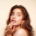 Janhvi Kapoor Instagram - 70s Disco mood continues 🕺🏼 🤩Obsessing over the @NykaaBeauty Metallic Lipstick & Eyeshadow 💋Wearing shades I like it & Poker Face P.S. I dabbed these shades on for a thinner more translucent coat. You can do this or go crazy with your application for a more dense color result. I love how versatile these products are!!! 🙌Get these now on @MyNykaa and stand out this festive season! #NykaaCosmetics #NykaaMatteToLast #NykaaGoesMetallic #SubtlyMetal