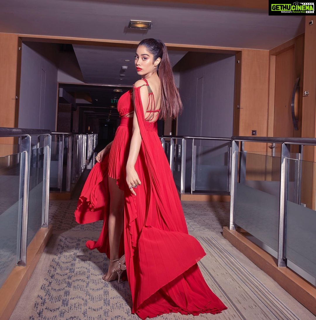 Janhvi Kapoor Instagram - Styled by - @mohitrai Outfit - @basilsodaworld Rings - @kohinoorjewellersagra Shoes - @sophiawebster Make up - @anilc68 Hair - @menonnikita Photos - @kamalesh_sathyian
