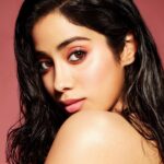 Janhvi Kapoor Instagram - Obsessed with this glam look!! 💕 wearing my favourite products from @nykaabeauty 🙌Wearing Matte to Last! Metallic Liquid Lipstick and Eyeshadow in shade Umbrella on my eyes and my favourite 💄Wonderpuff Cushion Lip Tint in shade Own the Townsville on my lips. Love how long lasting and versatile these products are! Get your hands on Nykaa’s new launches now @MyNykaa #NykaaCosmetics #glamlook