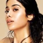 Janhvi Kapoor Instagram - Mujhe highlighter mein duba do!!! Finally Nykaa has released these amaaaaazing highlighters that I’m obsessed with ❤️😭 The New @NykaaBeauty Strobe & Glow Liquid Highlighters are all you need for this✨luminous skin You can wear it on your face, on your eyes, and even for your neck and hands!! 👉You need to try it! Available in 3 variants, I am wearing shade: Glazed Bronze Shop @MyNykaa #NykaaCosmetics #NykaaStrobeNGlow #NykaaLiquidHighlighter #newlaunching