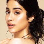 Janhvi Kapoor Instagram - Mujhe highlighter mein duba do!!! Finally Nykaa has released these amaaaaazing highlighters that I’m obsessed with ❤️😭 The New @NykaaBeauty Strobe & Glow Liquid Highlighters are all you need for this✨luminous skin You can wear it on your face, on your eyes, and even for your neck and hands!! 👉You need to try it! Available in 3 variants, I am wearing shade: Glazed Bronze Shop @MyNykaa #NykaaCosmetics #NykaaStrobeNGlow #NykaaLiquidHighlighter #newlaunching