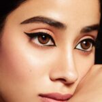 Janhvi Kapoor Instagram - @Nykaabeauty’s ✨NEW Black Magic Gel Eye Liner has everything you would need for a fierce wing! 😍 it lasts all day long, is 💦water-proof & is super black! You guys have to try it!!! 🙌 tag your friends & let them know about this new launch Shop it on @MyNykaa #NykaaCosmetics #NykaaBlackMagic #GelEyeliner #NewLaunch