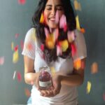 Janhvi Kapoor Instagram - It’s raining flowers! @benetton_perfumes making me feel fresh this monsoon ❤ #UnitedDreams #BenettonPerfumes