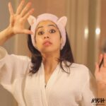 Janhvi Kapoor Instagram - Who else strugggllesss in life to get that perfect wing?! 🤦🏻‍♀️ my Nykaa Get-Winged Eyeliner makes my life so much easier 🙌🏼🙌🏼 Head to my IGTV to see a full tutorial on this glam look using @nykaabeauty #BehindTheScenes #WithNykaa #NykaaCosmetics 💅🏻💄🌈💋