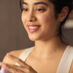 Janhvi Kapoor Instagram - A little something about my new work-out obsession and my gym essentials. @mynykaa @nykaabeauty #nykaabeauty #nykaamacaronlipbalm #nykaalipcrush