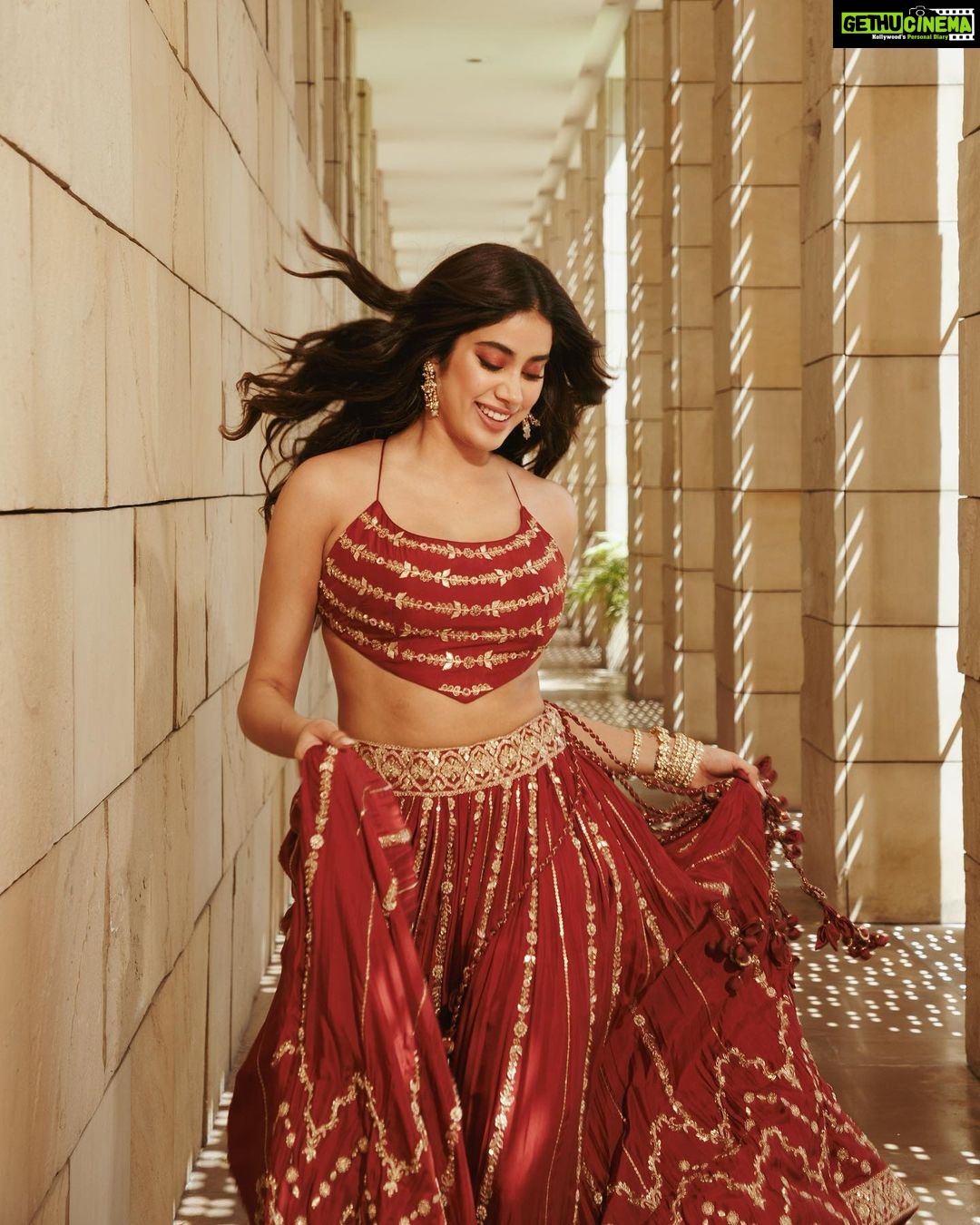 Janhvi Kapoor Instagram - Had so much fun walking for @punitbalanaofficial at the @fdciofficial fashion week! #PunitBalana #LakshmibyPunitBalana