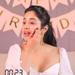 Janhvi Kapoor Instagram - Guys!! I’ve come up with this exciting + lowkey stressful (😅) makeup challenge with @nykaabeauty for my 22nd birthday🎂 Can you do a full face of makeup just using lipsticks without a mirror in under a minute? I promise it’s fun as long as you don’t poke your eye out with lipstick like I almost did 💄 Here are the rules: 1⃣Do a full face of makeup under 1 minute using the only Nykaa lipsticks, without using a mirror 2⃣Upload the video of you doing the challenge on your Instagram and make sure your profile is public 3⃣Tag @JanhviKapoor, @NykaaBeauty & @MyNykaa 4⃣Use hashtag #JanhviBirthdayChallenge 5⃣Tag your friends in the comments below & get them to participate 🎉22 lucky winners will win #JanhviLoves Nykaa Makeup hampers specially curated by me. So pull out your lippies and get shooting! ⚠Contest ends on 12th March! P.S @mallikadua dont leave me hanging #JanhviBirthdayChallenge #JanhviLovesNykaa #MakeupChallenge #NykaaLipstickChallenge #NykaaCosmetics #JanhviXNykaa