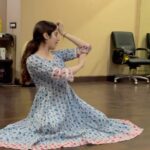 Janhvi Kapoor Instagram - #tb to 2 years ago, one of my first बैठकी भाव attempts. Miss it :( Happy international dance day everyone! Even though I’m 2 days late 🥲
