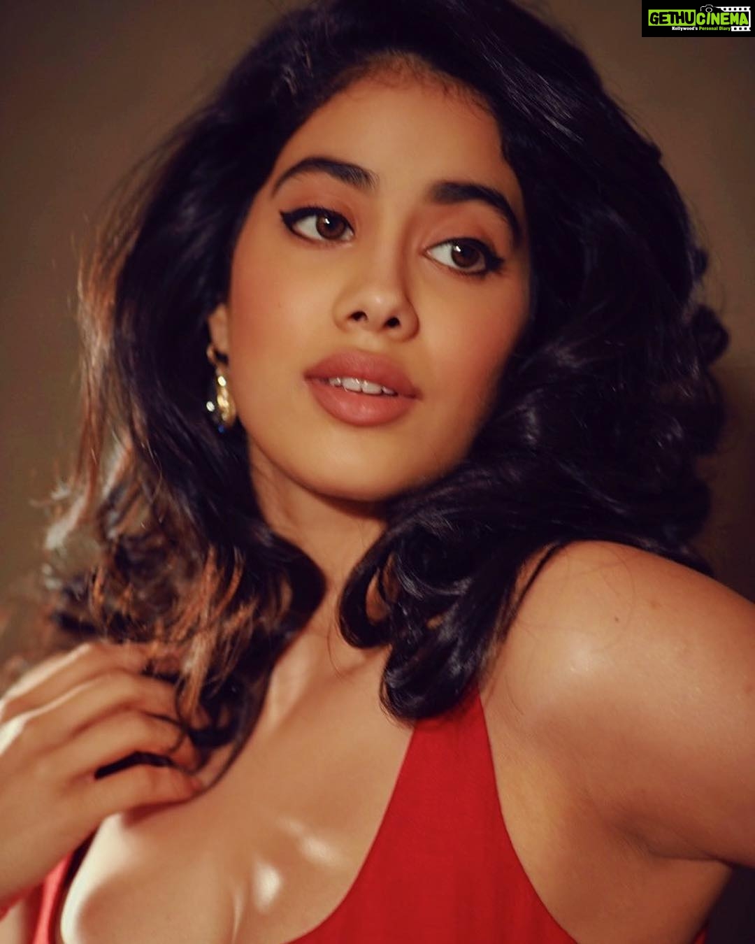 Janhvi Kapoor Instagram - Pomegranate constellations ✨