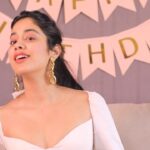 Janhvi Kapoor Instagram - Guys!! I’ve come up with this exciting + lowkey stressful (😅) makeup challenge with @nykaabeauty for my 22nd birthday🎂 Can you do a full face of makeup just using lipsticks without a mirror in under a minute? I promise it’s fun as long as you don’t poke your eye out with lipstick like I almost did 💄 Here are the rules: 1⃣Do a full face of makeup under 1 minute using the only Nykaa lipsticks, without using a mirror 2⃣Upload the video of you doing the challenge on your Instagram and make sure your profile is public 3⃣Tag @JanhviKapoor, @NykaaBeauty & @MyNykaa 4⃣Use hashtag #JanhviBirthdayChallenge 5⃣Tag your friends in the comments below & get them to participate 🎉22 lucky winners will win #JanhviLoves Nykaa Makeup hampers specially curated by me. So pull out your lippies and get shooting! ⚠Contest ends on 12th March! P.S @mallikadua dont leave me hanging #JanhviBirthdayChallenge #JanhviLovesNykaa #MakeupChallenge #NykaaLipstickChallenge #NykaaCosmetics #JanhviXNykaa