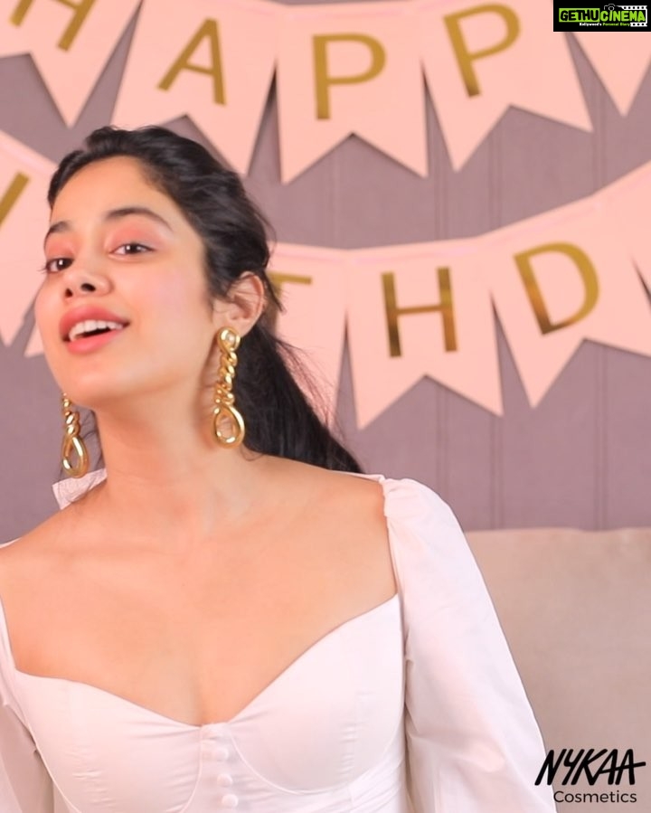 Janhvi Kapoor Instagram - Guys!! I’ve come up with this exciting + lowkey stressful (😅) makeup challenge with @nykaabeauty for my 22nd birthday🎂 Can you do a full face of makeup just using lipsticks without a mirror in under a minute? I promise it’s fun as long as you don’t poke your eye out with lipstick like I almost did 💄 Here are the rules: 1⃣Do a full face of makeup under 1 minute using the only Nykaa lipsticks, without using a mirror 2⃣Upload the video of you doing the challenge on your Instagram and make sure your profile is public 3⃣Tag @JanhviKapoor, @NykaaBeauty & @MyNykaa 4⃣Use hashtag #JanhviBirthdayChallenge 5⃣Tag your friends in the comments below & get them to participate 🎉22 lucky winners will win #JanhviLoves Nykaa Makeup hampers specially curated by me. So pull out your lippies and get shooting! ⚠Contest ends on 12th March! P.S @mallikadua dont leave me hanging #JanhviBirthdayChallenge #JanhviLovesNykaa #MakeupChallenge #NykaaLipstickChallenge #NykaaCosmetics #JanhviXNykaa