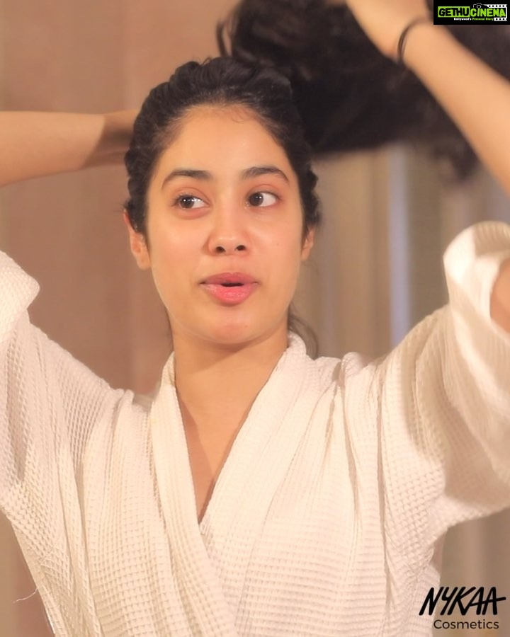 Janhvi Kapoor Instagram - My first ever makeup tutorial is LIVE! It’s my favourite go-to simple, fresh and glowyy look ✨ 👉🏻Watch the full tutorial on mine and @NykaaBeauty’s IGTV & shop all these products on @MyNykaa #NykaaCosmetics #GRWM #MakeupLook #MakeupLookWithJanhvi