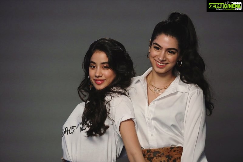 Janhvi Kapoor Instagram - 👯♀️ #voguebffs