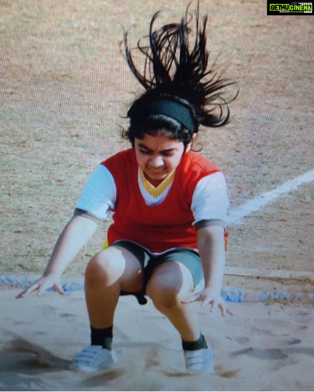 Janhvi Kapoor Instagram - Jumping into 2019 like 🏃🏼♀️#tbt to athletic Khushi