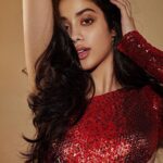 Janhvi Kapoor Instagram - सरदर्द but still gotta look cute 🍕