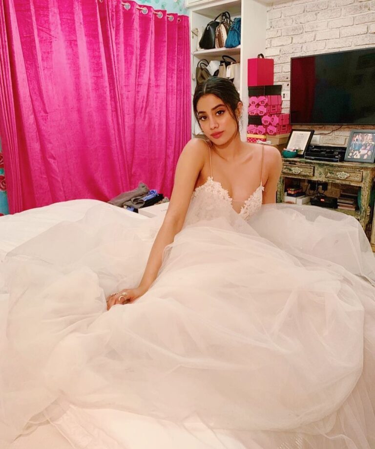 Janhvi Kapoor Instagram - Run away bride 👰