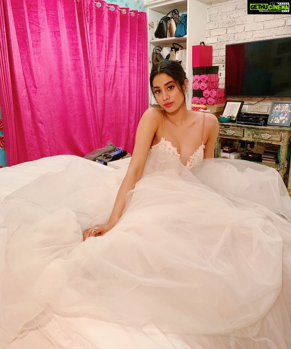 Janhvi Kapoor Instagram - Run away bride 👰
