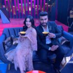 Janhvi Kapoor Instagram - With the Koffee legend @arjunkapoor Thank you @karanjohar for having us!! So much fun 🌈🕺🏼